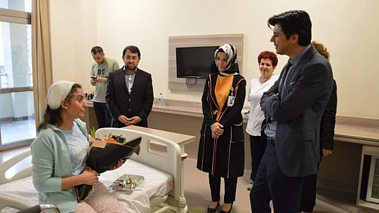 Depremzede hemşireye anlamlı jest