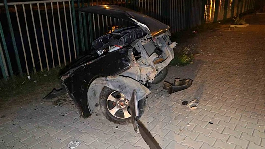 Adana'da otomobil ikiye bölündü sürücü hayatını kaybetti