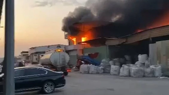 Geri dönüşüm fabrikasında yangın çıktı