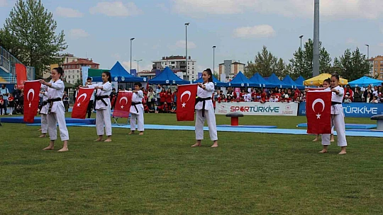 Kayseri'de '19 Mayıs' gösterisine büyük ilgi