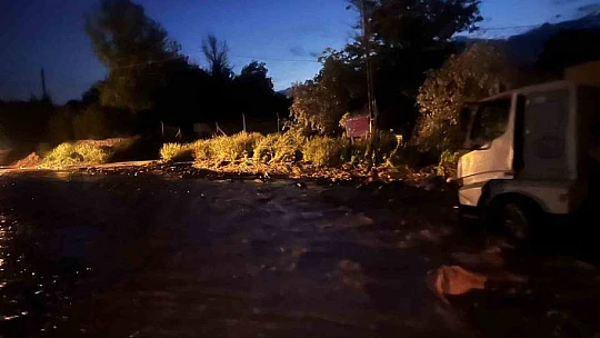 Selde mahsur kalan şoför, kurtarıldı