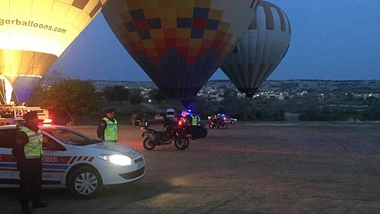 Nevşehir'de sıcak hava balonları 'Bu Yolda Sana Çok Güveniyoruz' pankartıyla havalandı