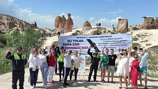 Nevşehir'de sıcak hava balonları 'Bu Yolda Sana Çok Güveniyoruz' pankartıyla havalandı