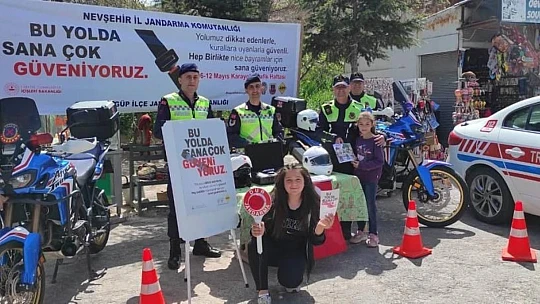 Nevşehir'de sıcak hava balonları 'Bu Yolda Sana Çok Güveniyoruz' pankartıyla havalandı