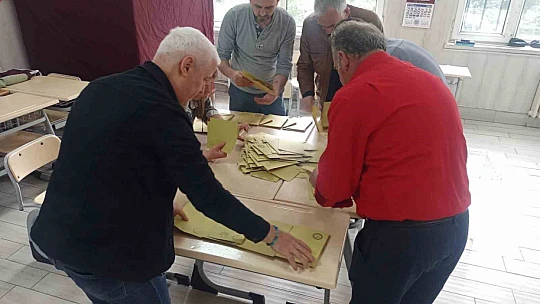 Oy verme tamamlandı sandıklar açıldı