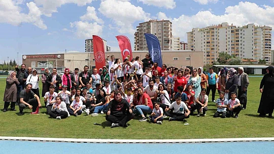 Özel sporcular pistte yarıştı