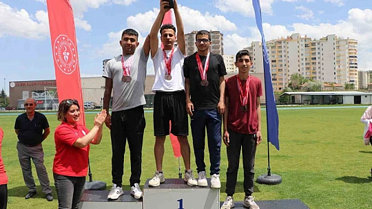 Özel sporcular pistte yarıştı