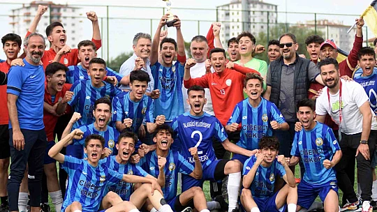 Talas'ın sporcu fabrikası meyvelerini topluyor