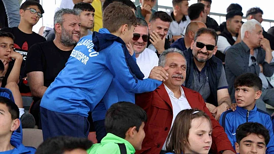 Talas'ın sporcu fabrikası meyvelerini topluyor