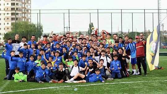 Talas'ın sporcu fabrikası meyvelerini topluyor