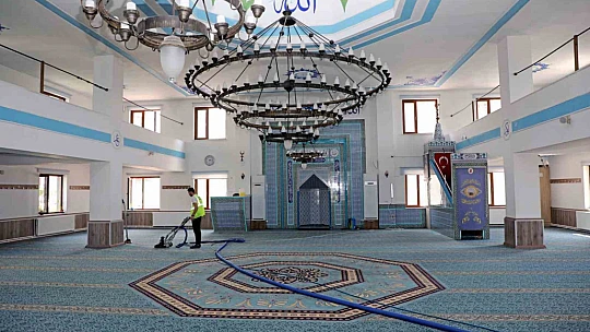 Talas'ta cami halıları yıkandı