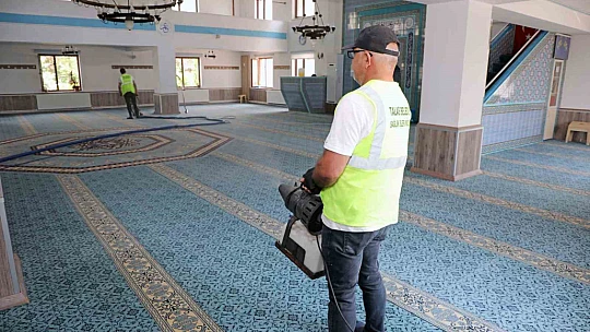 Talas'ta cami halıları yıkandı
