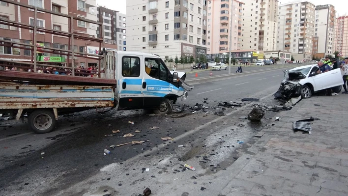 3 araç çarpıştı, ortalık savaş alanına döndü: 1'i ağır 3 yaralı