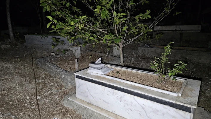 Adana'da mezarlıkta mezar taşlarını kırıp kaçtılar!