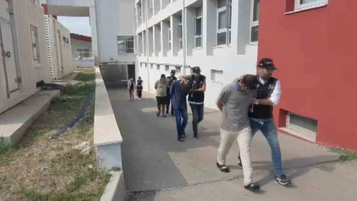 Adana'da narkotik operasyonunda yakalanan 3 kişi tutuklandı