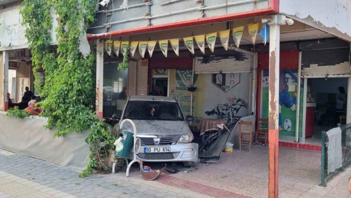 Adana'da otomobil kahvehaneye girdi!