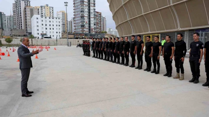 Adana'da yunus polislerinden nefes kesen gösteri