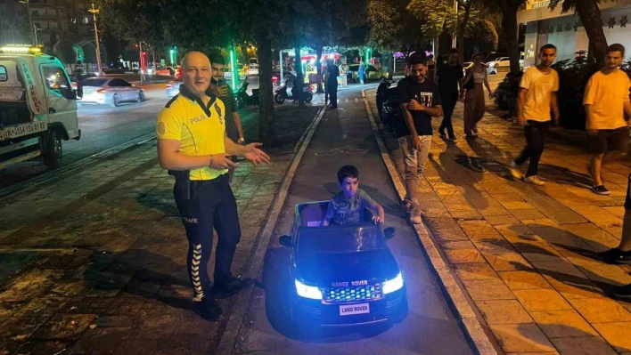 Akülü arabasıyla kaldırımda giden çocuk ile trafik polis arasındaki konuşma tebessüm ettirdi