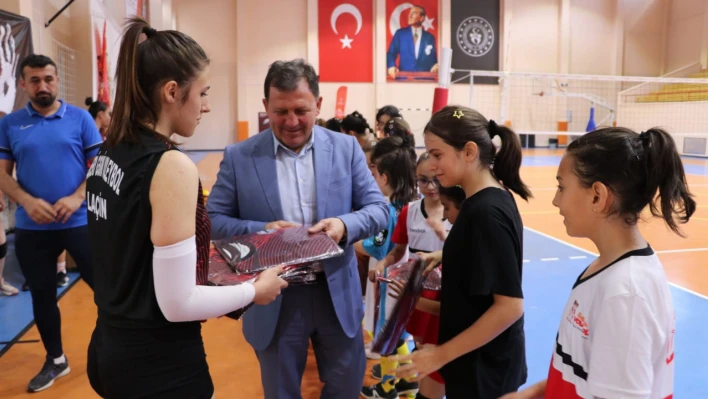 Ali İhsan Kabakcı'dan voleybolculara hediye!