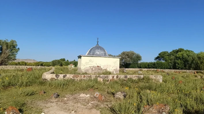 Allah dostu Nebi dede ziyaretçilerini ağırlıyor