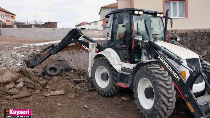 Ardıç'ta metruk yapılar yıkılıyor, inler dolduruluyor