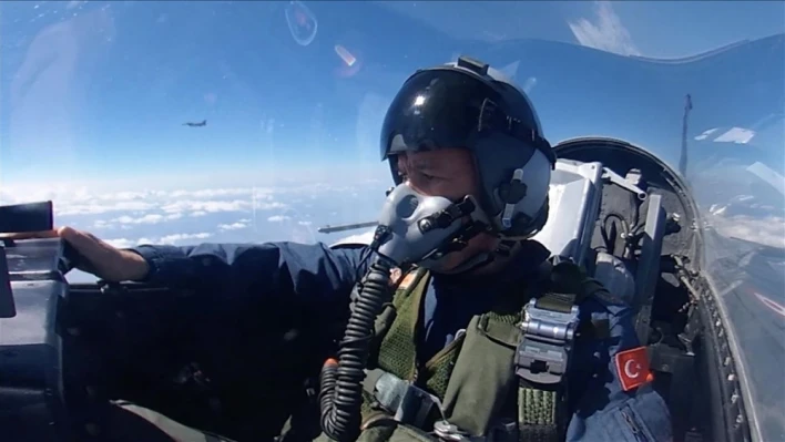 Bakan Akar, F-16 kokpitinden Çanakkale Şehitler Abidesi'ni selamladı