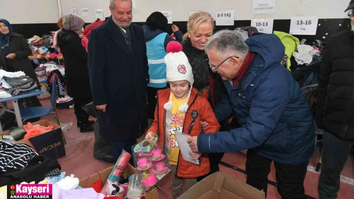 Büyükkılıç, depremzedeleri kaldıkları yurtta ziyaret etti