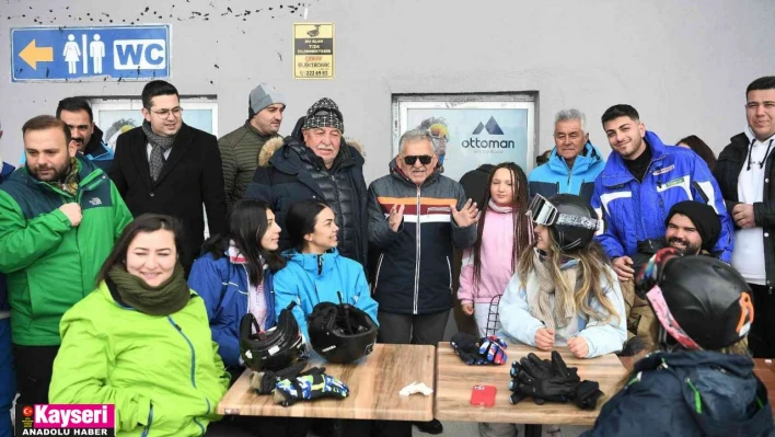 Başkan Büyükkılıç, yerli ve yabancı turistlerle Erciyes'te buluştu