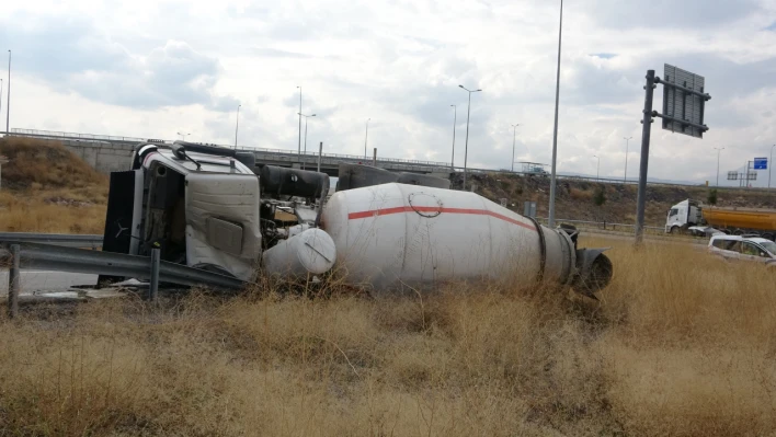 Beton mikseri devrildi, sürücünün burnu bile kanamadı