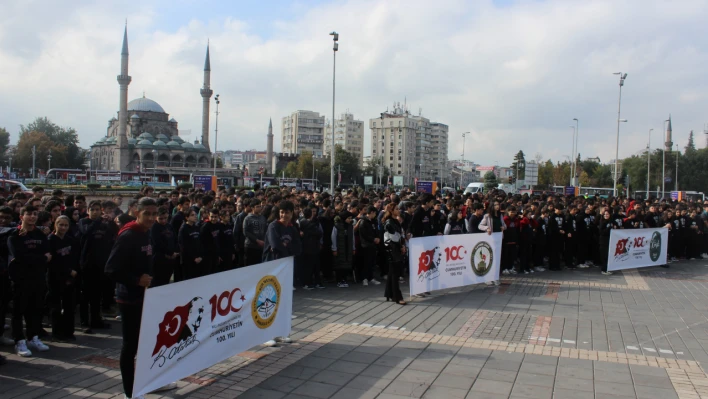 Bin 200 öğrenci Cumhuriyet Meydanı'nda İstiklal Marşı okudu