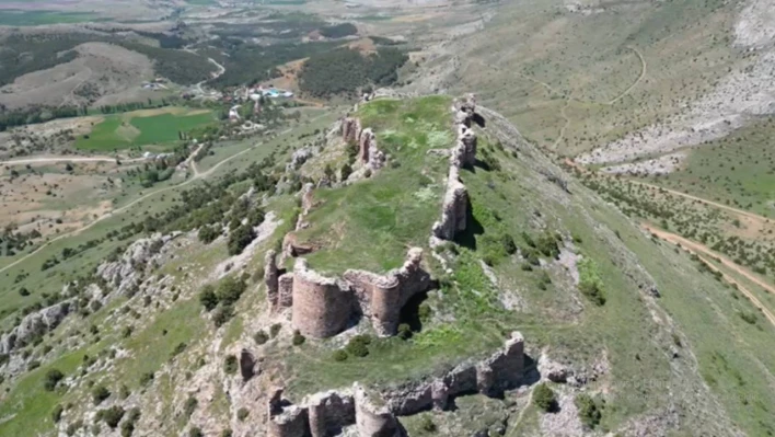 Kayseri'deki bin yıllık kale zamana direniyor