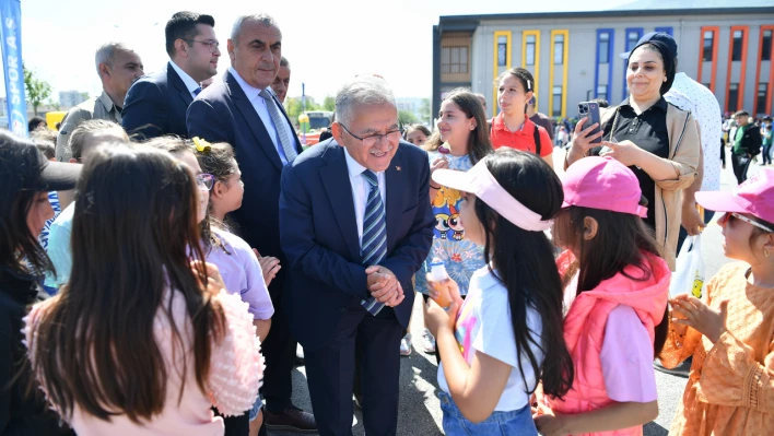 Büyükşehir Belediye Başkanı Okul Bahçesinde Miniklerle Eğlendi!