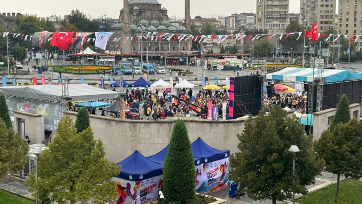 Cumhuriyet Meydanı'nda eğlence - Soğuk hava ve yağmura aldırış etmeden!