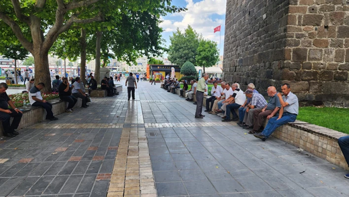 Cumhuriyet Meydanı'ndaki Emeklilerin Yeni İşi Belli Oldu!