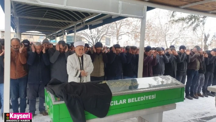 Depremde hayatını kaybedenler toprağa verildi