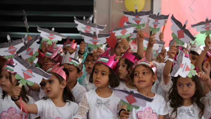 Depremzede çocuklar Filistin'e destek verdi!