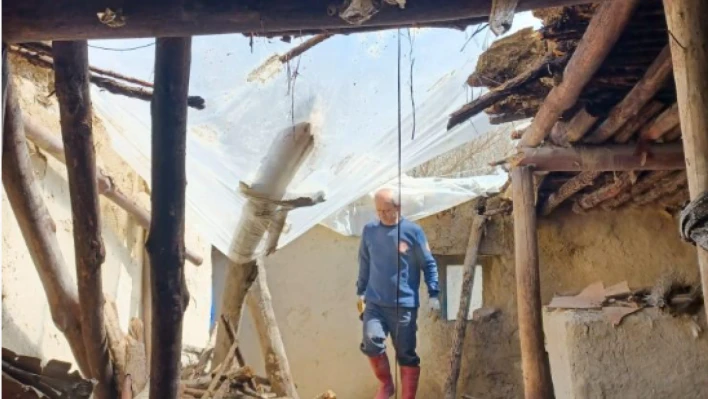 Elazığ depreminden Kahramanmaraş'taki ahır yıkıldı!