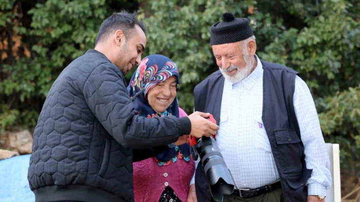 Elini hanımının omzuna koymak için izin istedi! Gündem oldu!