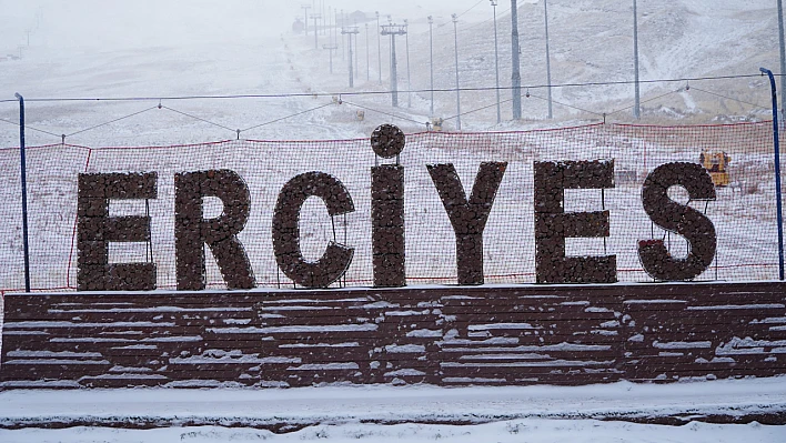 Erciyes beyazlara bürünmeye devam ediyor