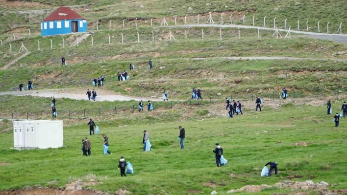 Erciyes'te tonlarca çöp toplandı