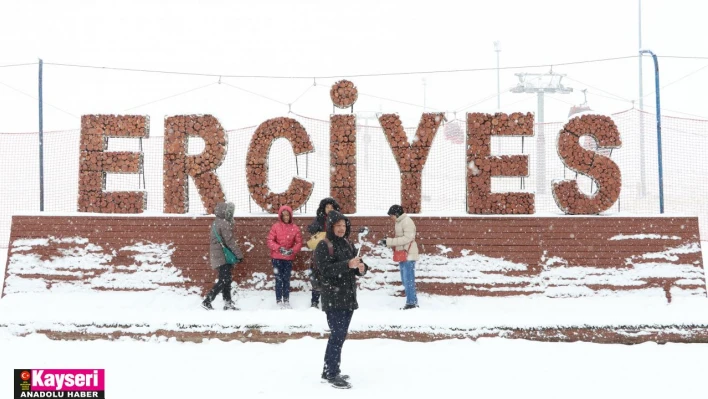 Erciyes'te beklenen kar geldi