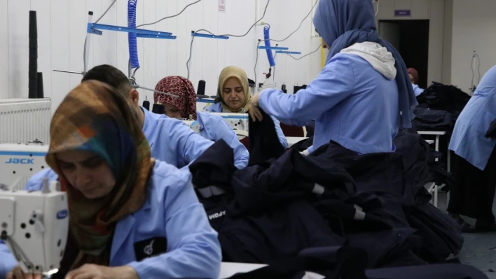 Eski düğün salonu tekstil atölyesine dönüştürüldü, kadınlar iş sahibi oldu