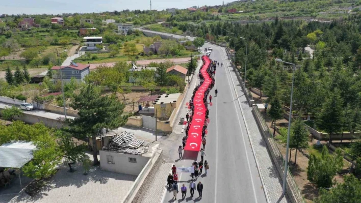 Gençlerden dev Türk Bayrağı