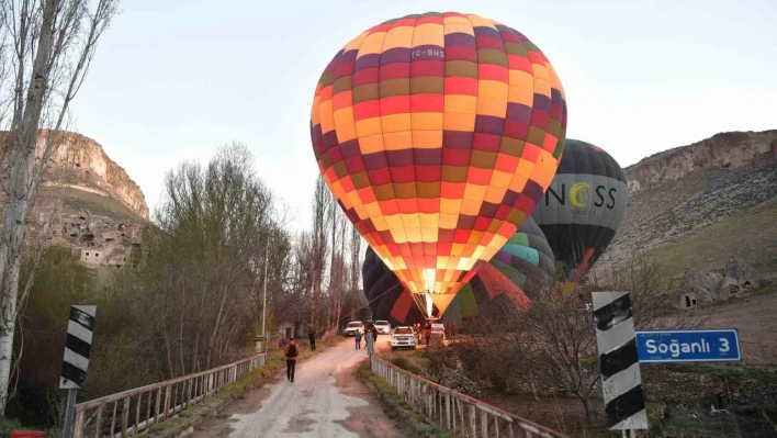 Güney Afrikalı turistler Soğanlı Vadisi'nde şarkılar söyleyerek eğlendi