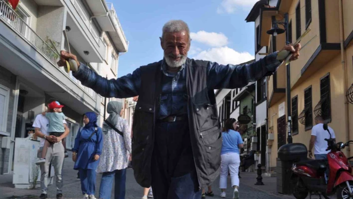 62 yaşında, enerjisiyle gençlere taş çıkarıyor