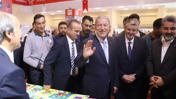 Hulusi Akar vatandaşlarla buluştu: 'Kitaplar kültürün temel taşıdır!'