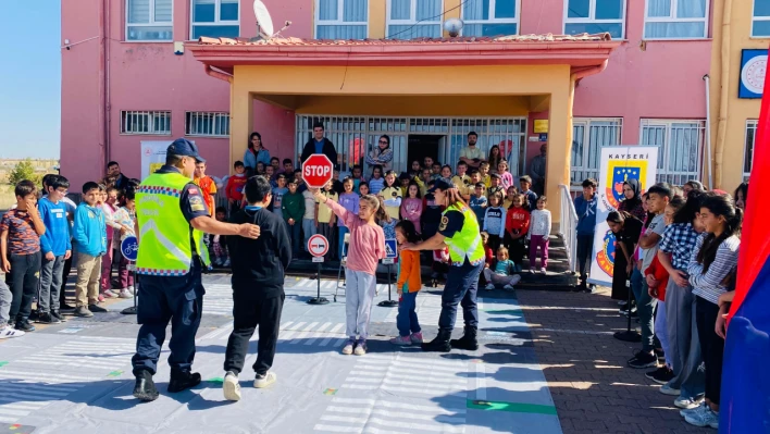 Jandarma ekipleri öğrencilere trafik eğitimi verdi!