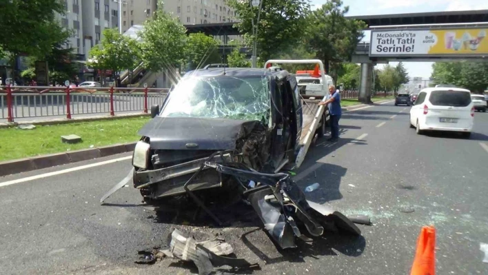 Jeep ve Hafif Ticari Kafa Kafaya Çarpıştı