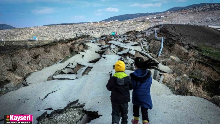 Depremde yarılan yol havadan görüntülendi