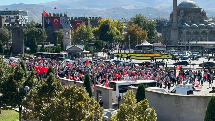 Kayseri Cumhuriyet Meydanı'nda büyük yürüyüş!